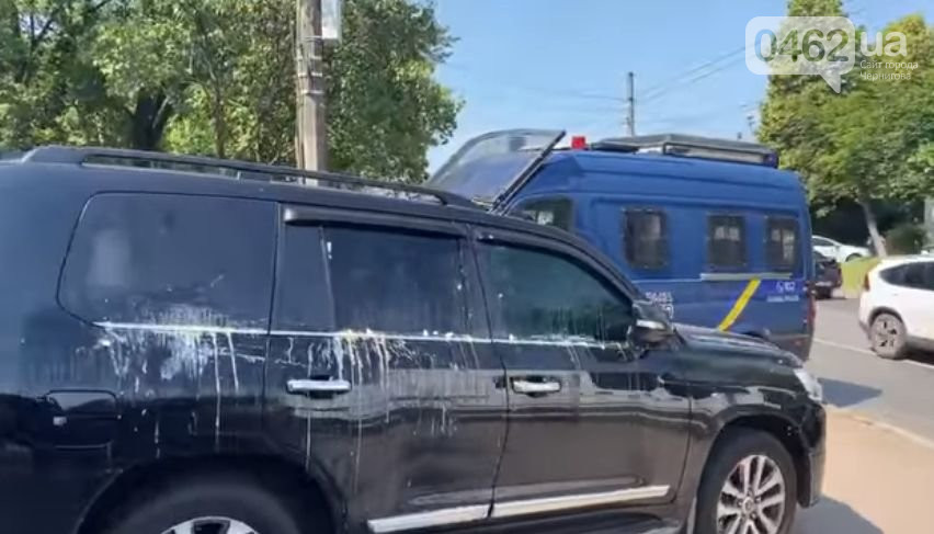 Автомобиль нардепа Рабиновича забросали яйцами. Фото: 0462.ua