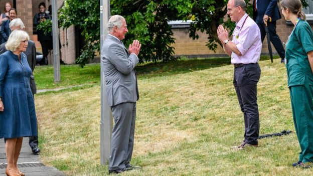 Принц Чарльз здоровается с помощью «намасте», фото: BBC