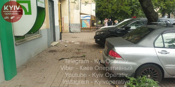 У Києві мати з трирічним сином випали з четвертого поверху. Фото: Telegram