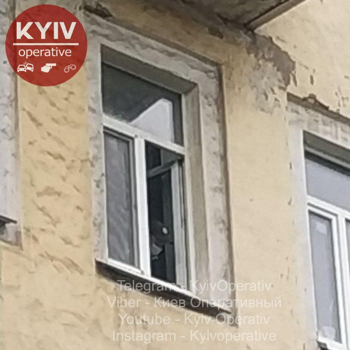 У Києві мати з трирічним сином випали з четвертого поверху. Фото: Telegram