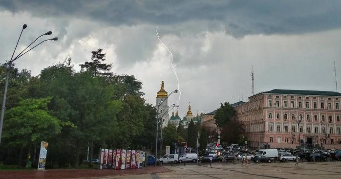 Гроза насувається на Київ. Фото: 112 Україна