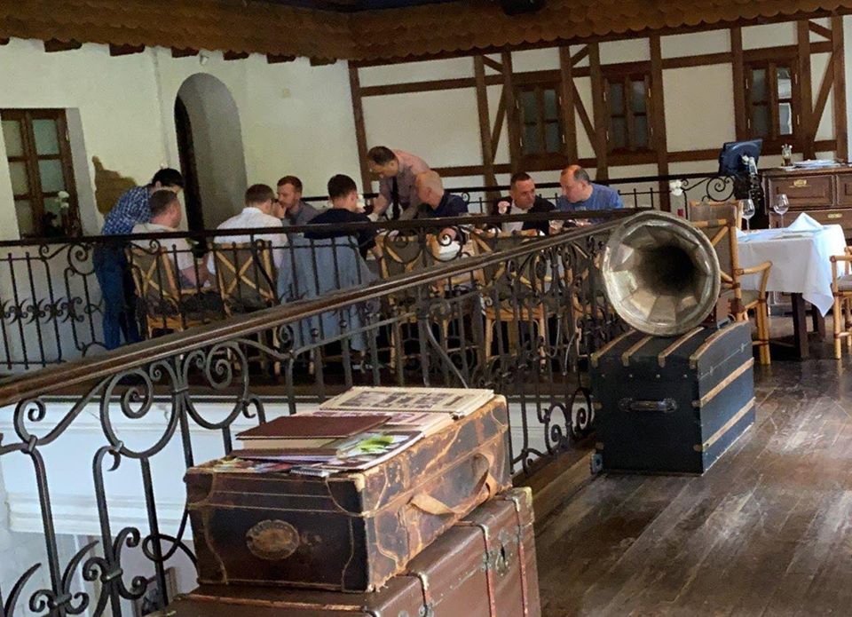 «Слуги народу» в ресторані. Фото: ДніпроTalk