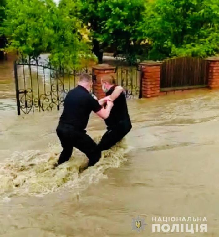 Негода на Івано-Франківщині, фото: Національна поліція