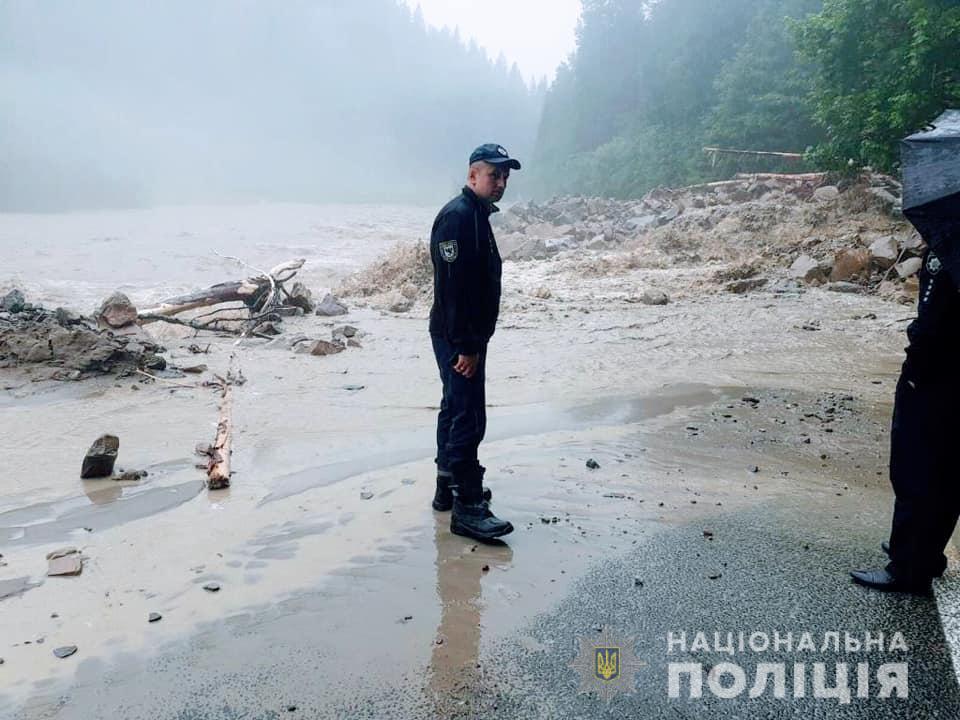 Негода в Україні. Фото: Нацполіція