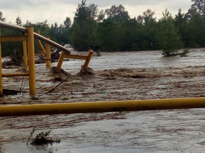 Потоп в Карпатах: паводок подтопил 5 тыс. домов, разрушил 100 мостов, изувечил дороги и газопроводы, фото — Черновцыгаз