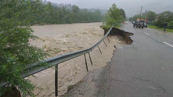 Буковель затопило, паводок в Карпатах сняли с дрона: фото, видео