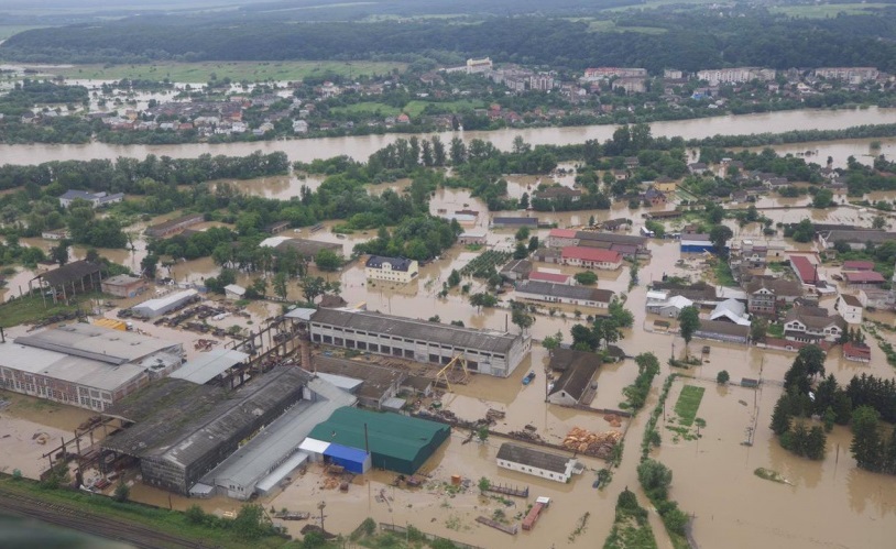 Повінь у Карпатах затопила “коронавірусну” лікарню, є зниклий безвісти