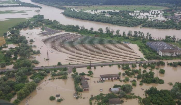 Наводнение в Карпатах затопило «коронавирусную» больницу, есть пропавший без вести: фото, видео