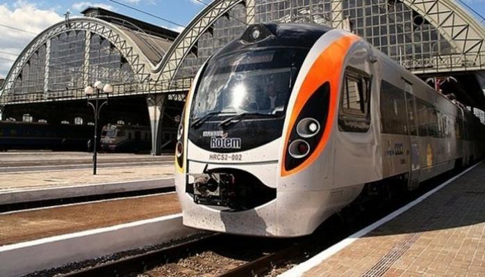 «Укрзализныця» возобновляет движение поездов во Львов. Фото: Укринформ