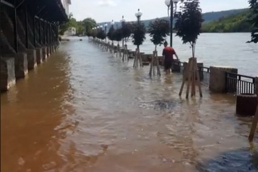 Дністер затопив набережну міста на Вінниччині