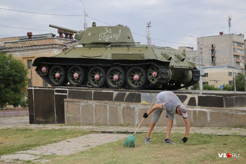 Військовий парад Путіна супроводжували заглухлі танки, ображений Лукашенко і ряжені посіпаки: головні казуси