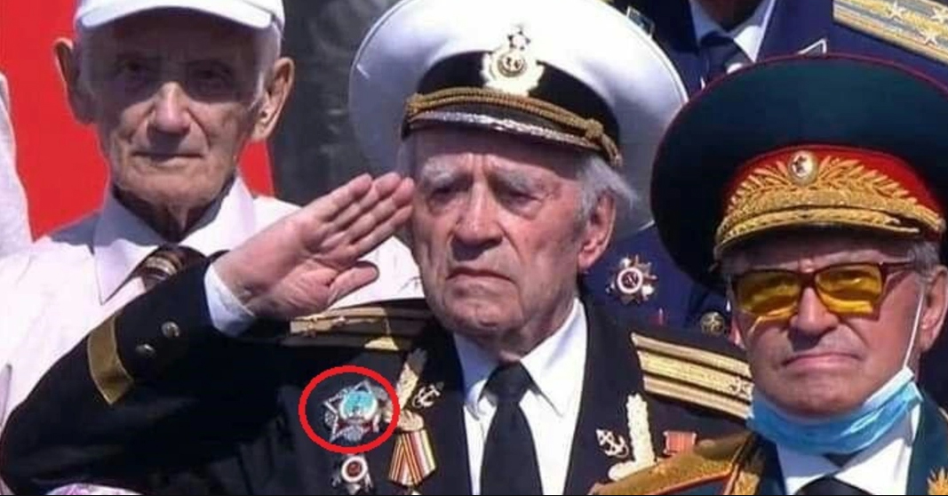 Ряженый кавалер ордена «Победы». Фото: Telegram-канал Vitauskas