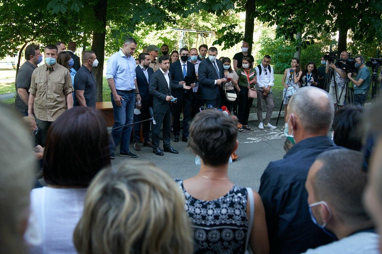 Взрыв в Киеве: Зеленский и Кличко начали раздавать жилье пострадавшим