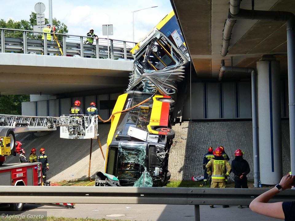  Автобус впав з п’ятиметрового мосту у Варшаві, є загиблі, фото — Виборча