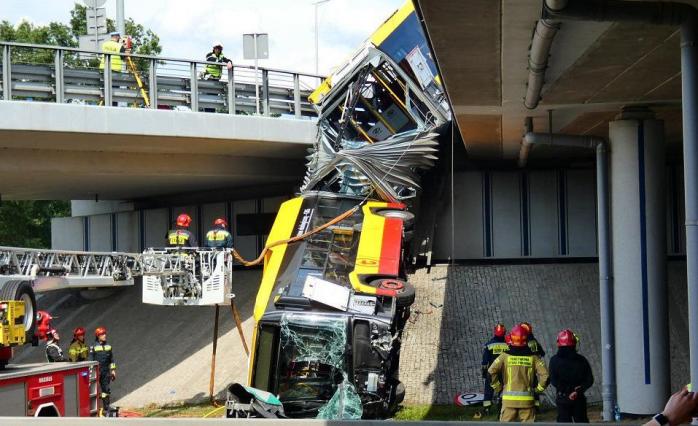 Автобус впав з п’ятиметрового мосту у Варшаві, є загиблі, фото — Виборча