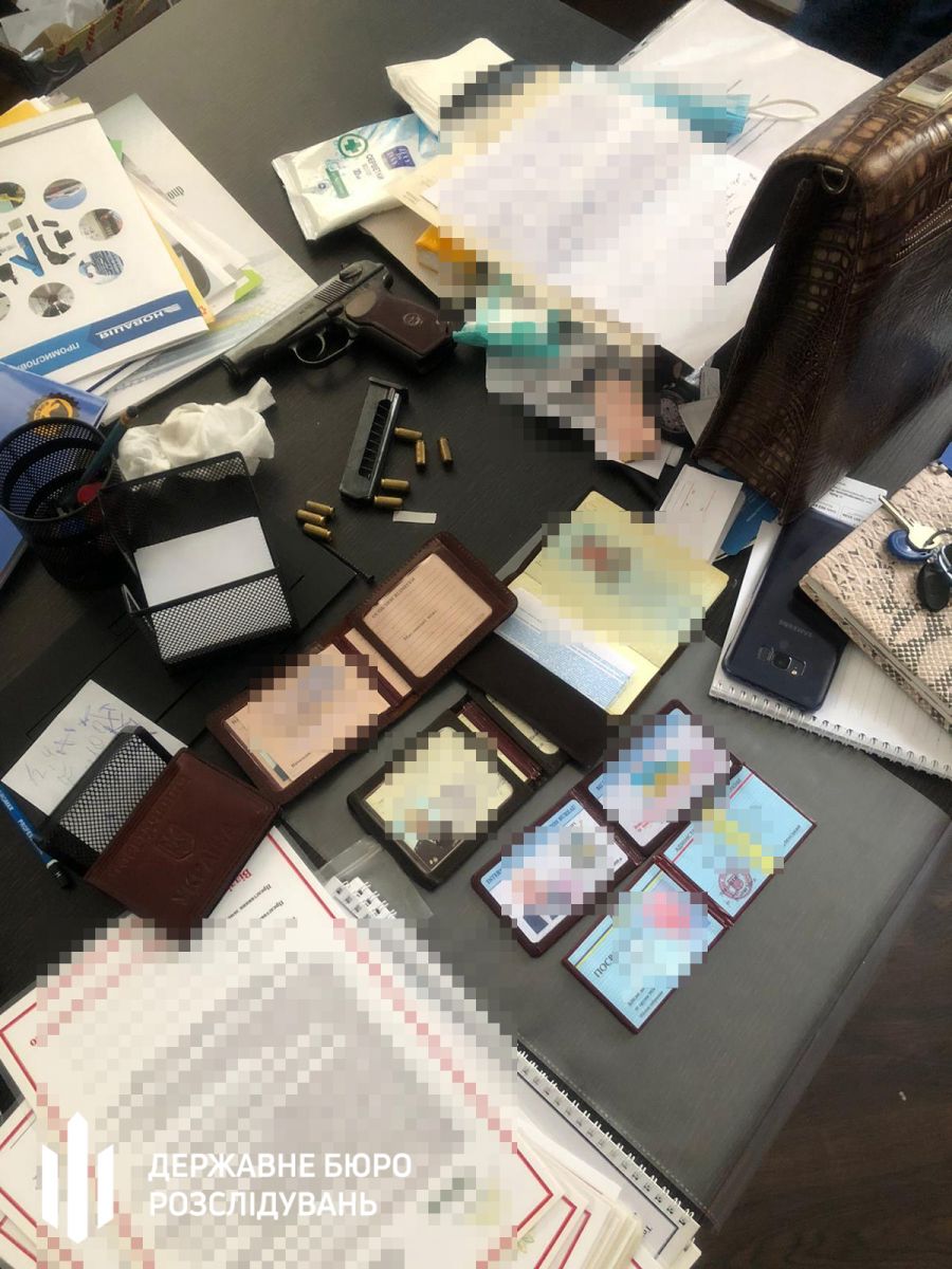 Рекетири прикривалися Зеленським, вимагаючи мільйон в підприємця на Вінничині, фото — ДБР