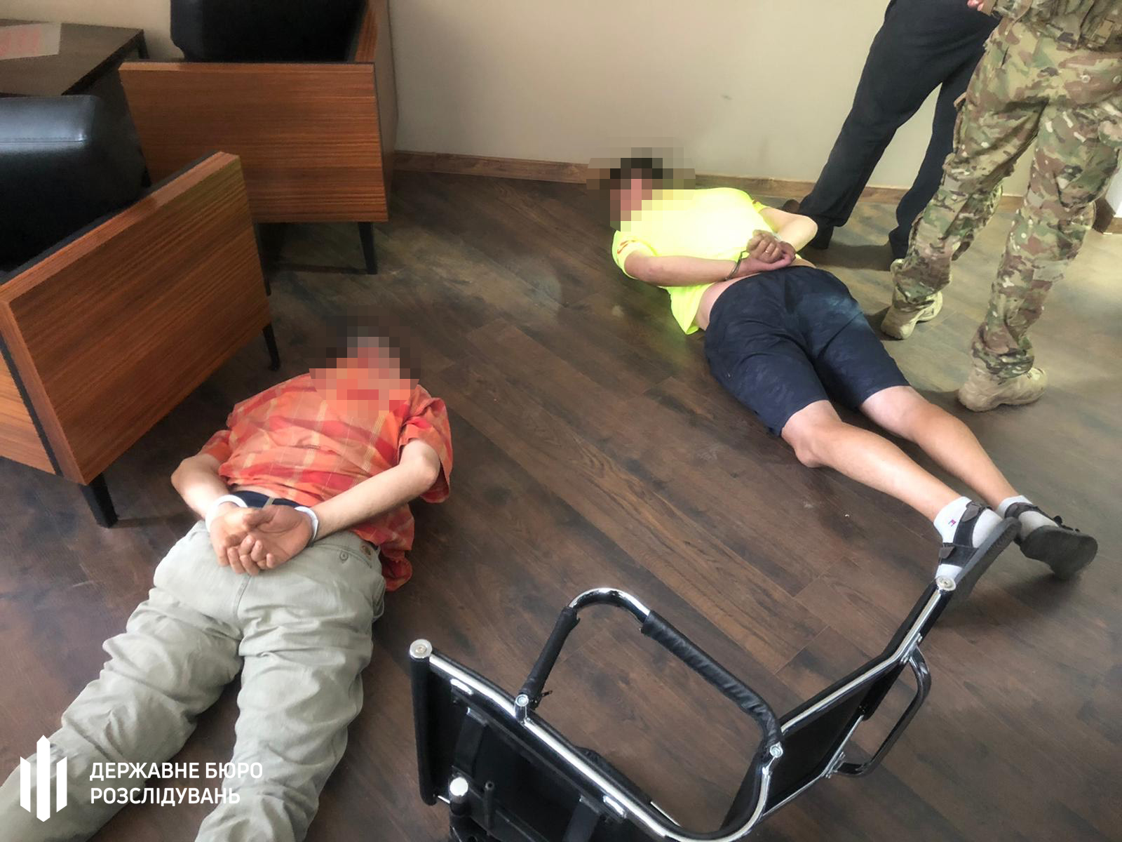 Рекетири прикривалися Зеленським, вимагаючи мільйон в підприємця на Вінничині, фото — ДБР