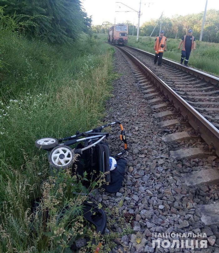 В Днепре поезд сбил коляску с полуторагодовалой девочкой. Фото: Нацполиция