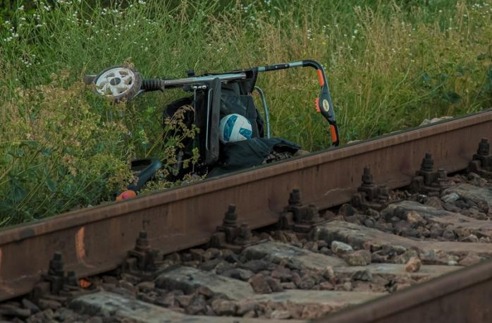 В Днепре поезд сбил коляску с полуторагодовалой девочкой. Фото: Информатор