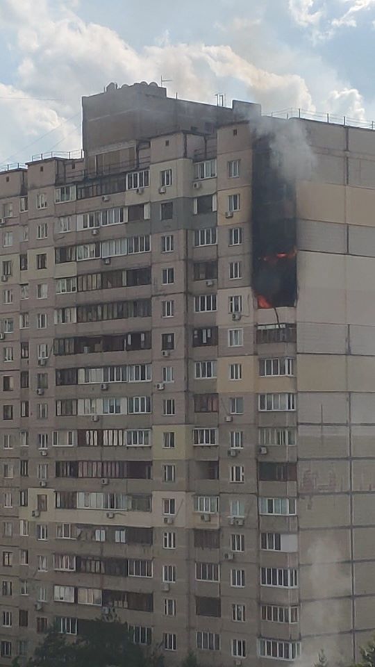 У Києві гасять пожежу у 16-поверховому будинку. У панельній висотці на Позняках загорілися квартири на 12 і 13 поверхах. Цей будинок знаходиться поруч із частково зруйнованим внаслідок вибуху, що стався тиждень тому