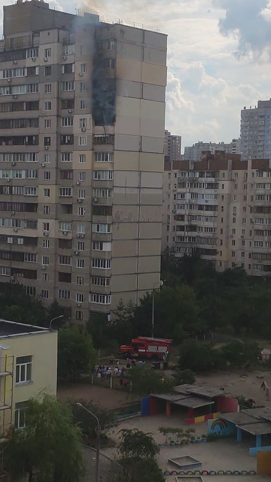У Києві гасять пожежу у 16-поверховому будинку. У панельній висотці на Позняках загорілися квартири на 12 і 13 поверхах. Цей будинок знаходиться поруч із частково зруйнованим внаслідок вибуху, що стався тиждень тому