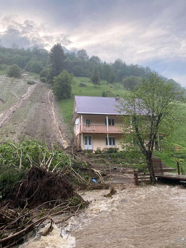 Сильні зливи знову вдарили по Закарпаттю — фото і відео очевидців
