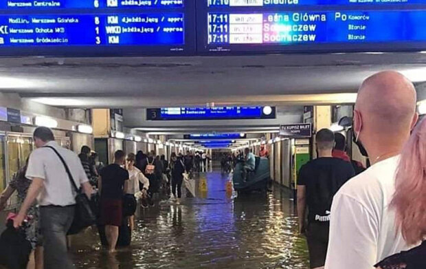 Злива у Варшаві затопила метро, площі та переходи, скріншот відео