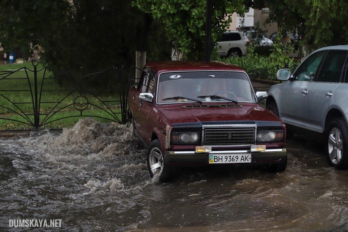Сильна злива в Одесі затопила вулиці. Фото: Думська