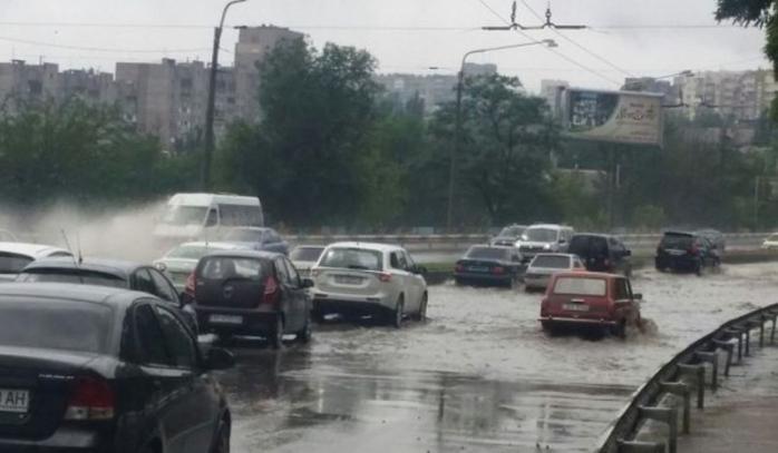 Сильна злива в Одесі затопила вулиці. Фото: Апостроф