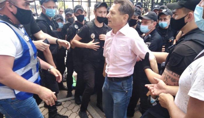 Столкновения шахтеров с полицией и нападение на нардепа близ офиса Зеленского попали на видео — новости Киева