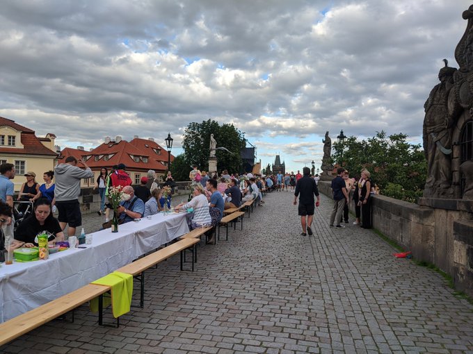 Прага гучно прощалася з коронавірусом — з’явилося фото і відео бенкету на Карловому мосту