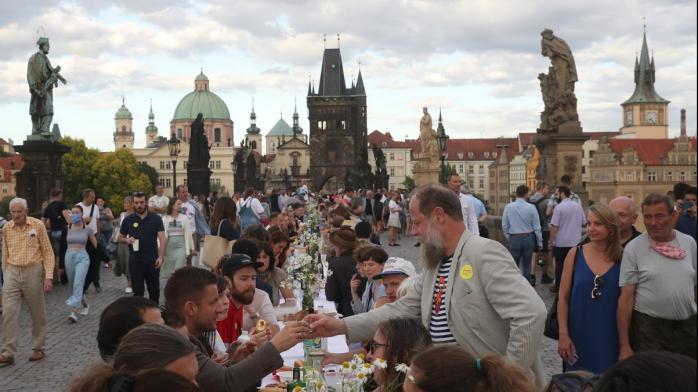 Прага громко прощалась с коронавирусом — появились фото и видео вечеринки на Карловом мосту