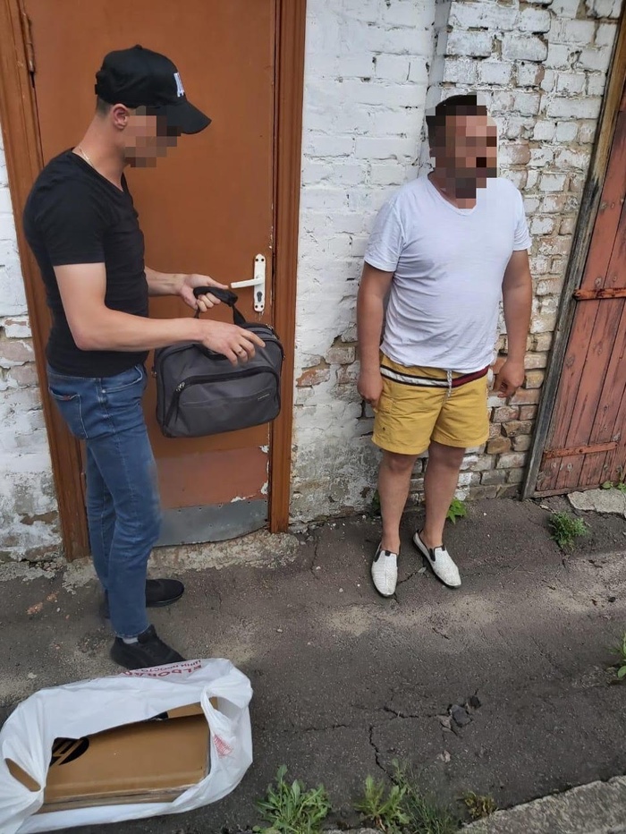 Хабар ноутбуками вимагав прокурор у поліцейського на Рівненщині. Фото: Офіс генпрокурора