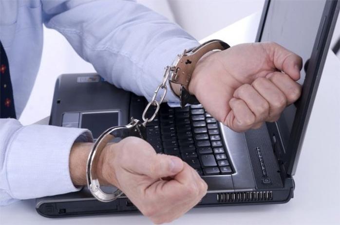 Хабар ноутбуками вимагав прокурор у поліцейського на Рівненщині. Фото: АіФ