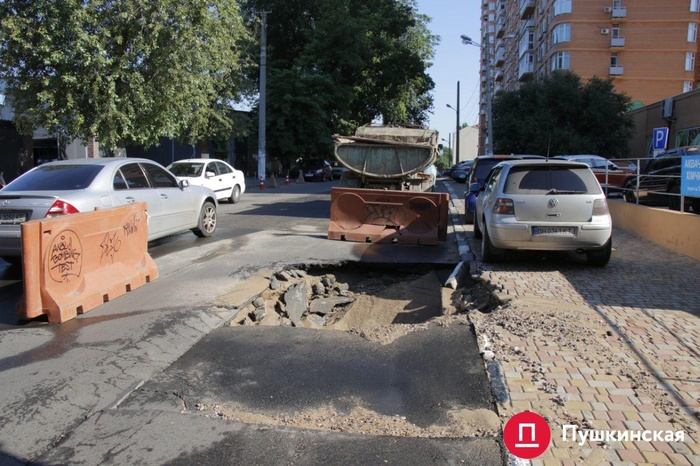 Провал на дорозі в Одесі став капканом для двох автомобілів. Фото: Пушкінська