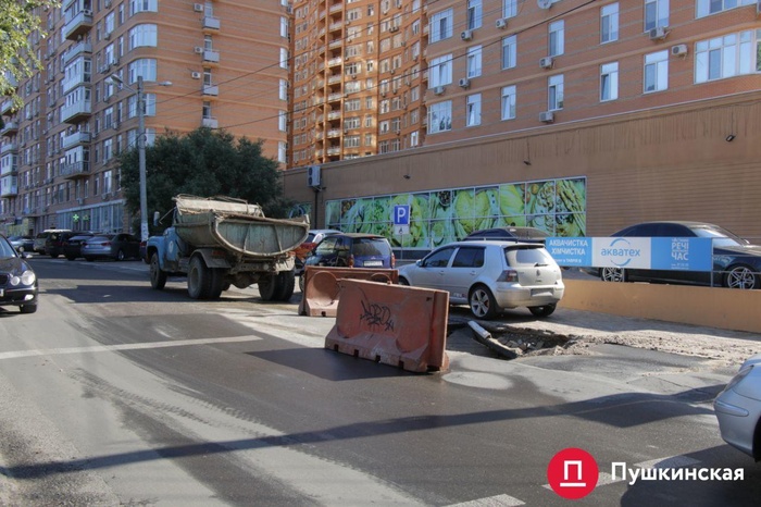 Провал на дороге в Одессе стал капканом для двух автомобилей. Фото: Пушкинская