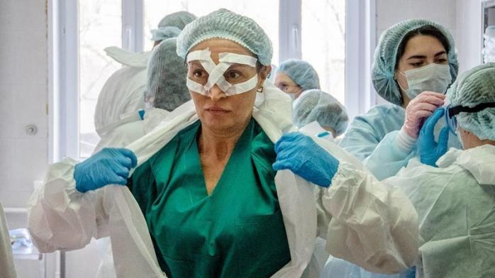 Минздрав не спешит тратить 2 млрд грн на закупку защитных костюмов для медиков. Фото: Ведомости