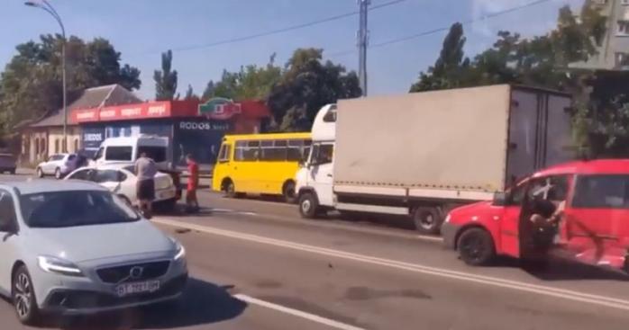 Пробки остановили Киев накануне выходных, скриншот видео