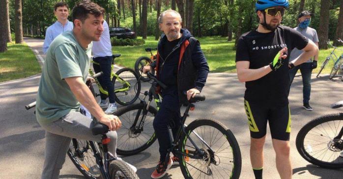 Владимир Зеленский на велосипеде (слева), фото: Валерия Егошина
