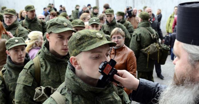 Оккупанты совершают незаконные призывные кампании в Крыму, фото: ТАСС
