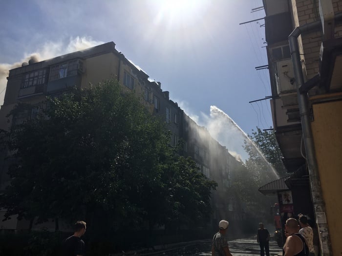 Масштабный пожар вспыхнул в жилой пятиэтажке в Новой Каховке. Фото: Facebook