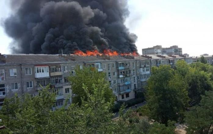 Масштабный пожар вспыхнул в жилой пятиэтажке в Новой Каховке. Фото: Facebook