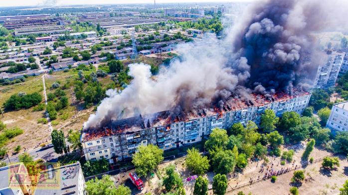 Пожар в многоэтажке в Новой Каховке попал на видео с дрона, фото — А.Еванков