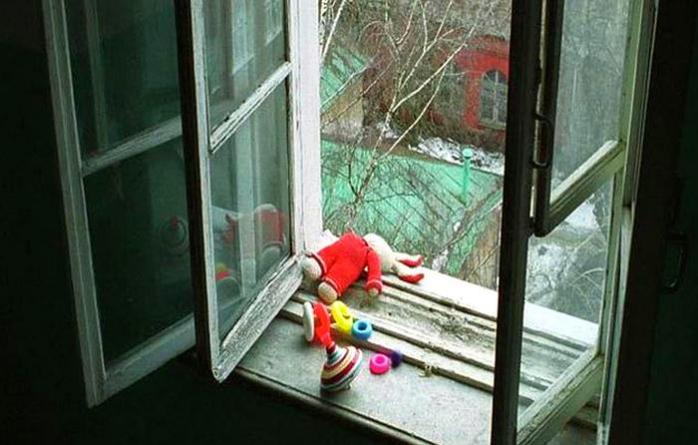 Покушение на убийство инкриминируют киевлянке, выпрыгнувшей из окна с ребенком. Фото: Аргументы 