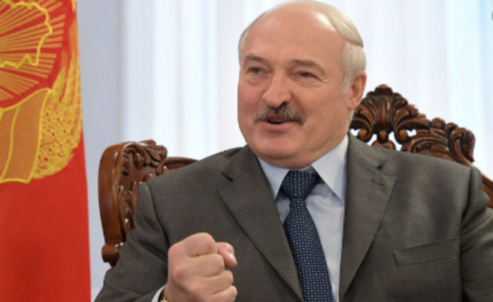 Босий Лукашенко «роззув» журналіста, з’явилося відео — новини Білорусі