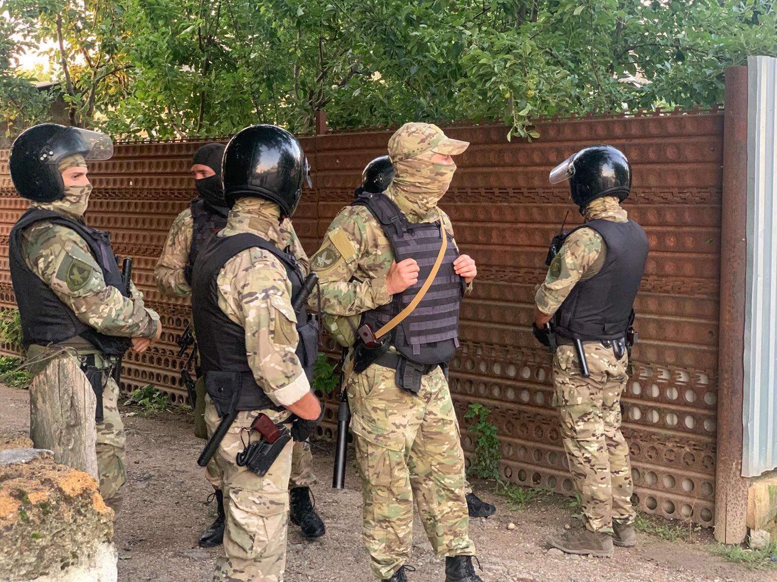 ФСБ провела ночные обыски у крымских татар, фото — Крымская солидарность