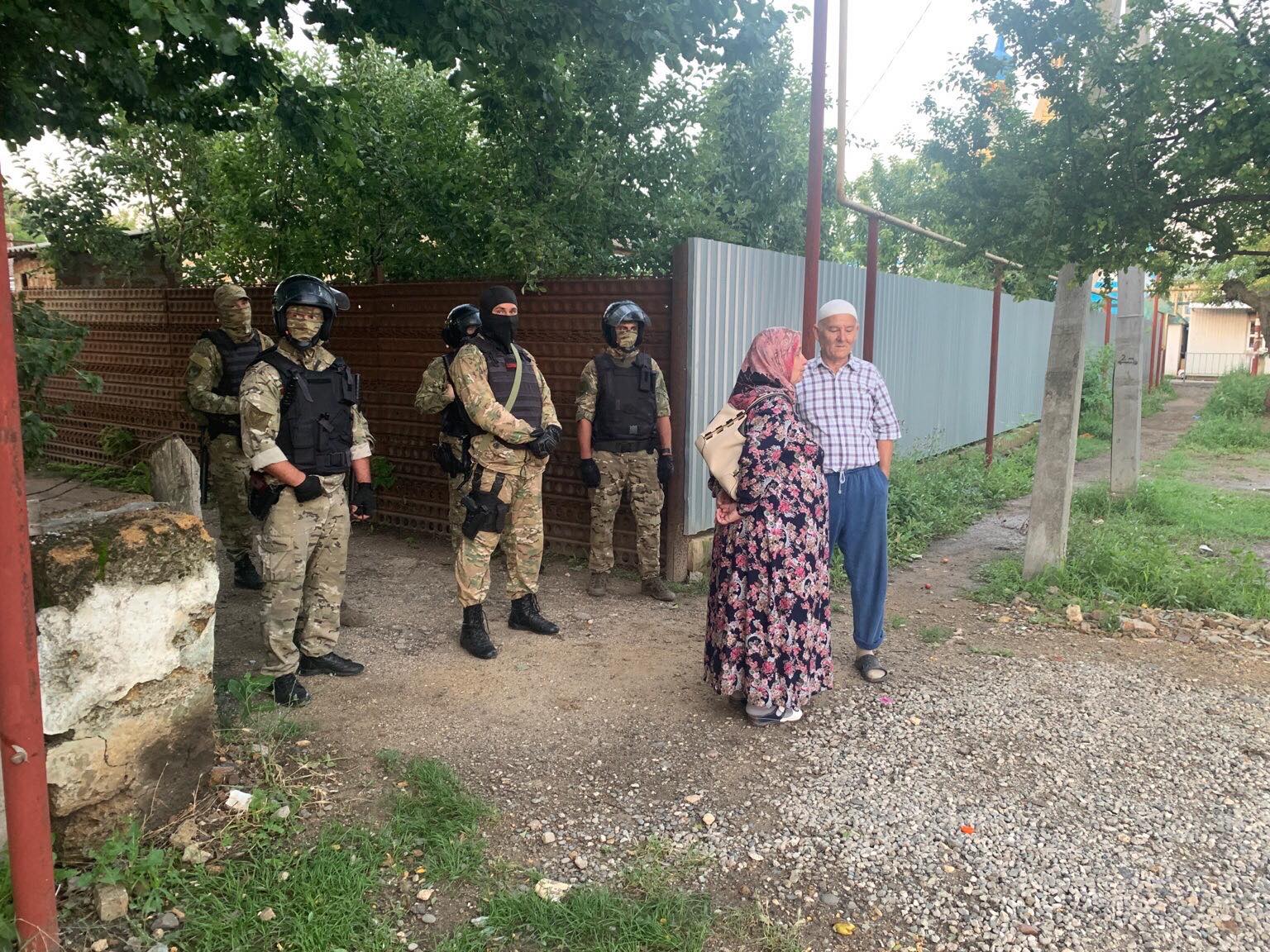 ФСБ вдерлася до кримських татар — фото і відео нічних обшуків, фото — Кримська солідарність