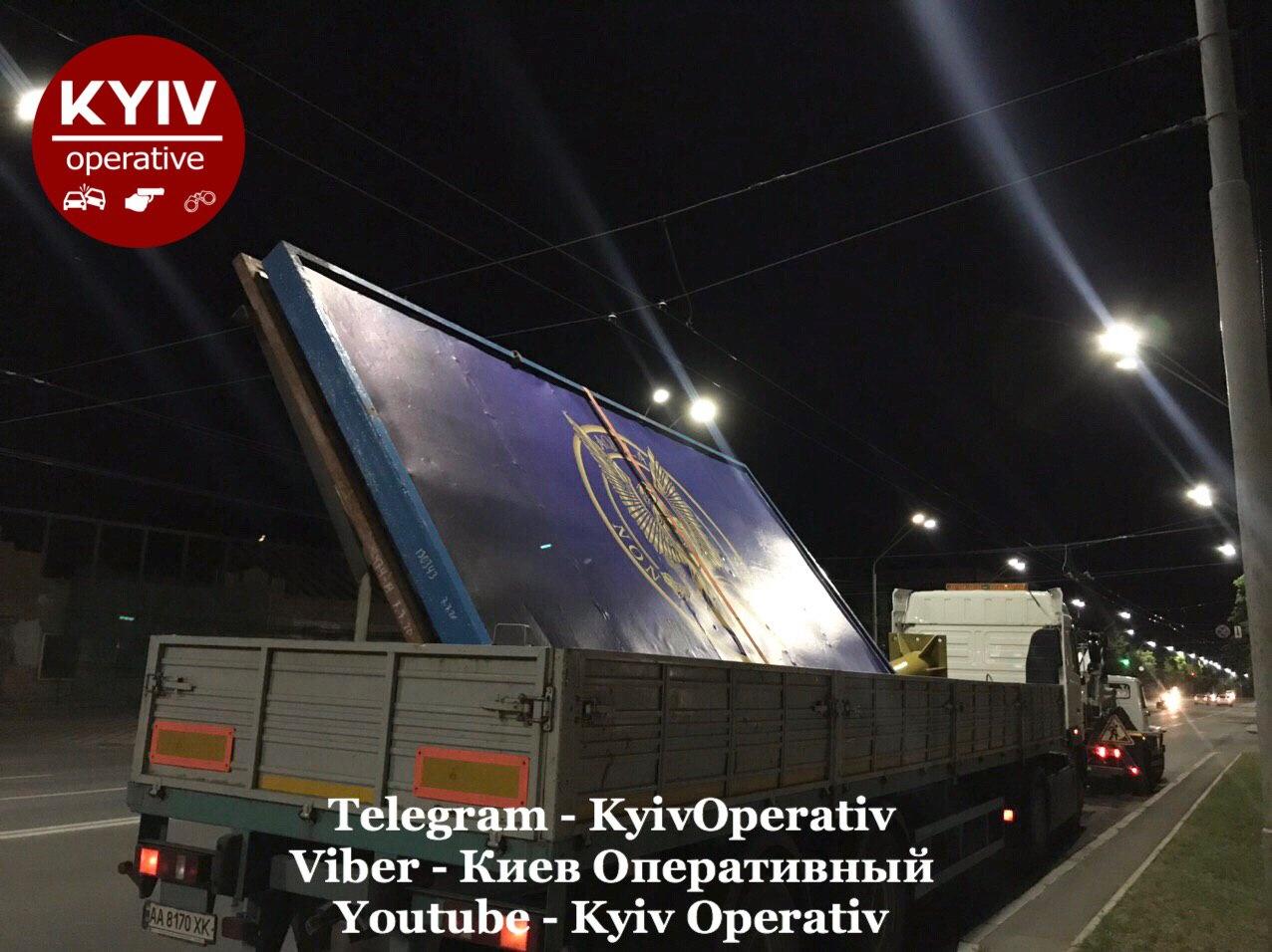 Билборд СБУ у посольства РФ в Киеве за ночь сняли и вернули, фото — Киев оперативный