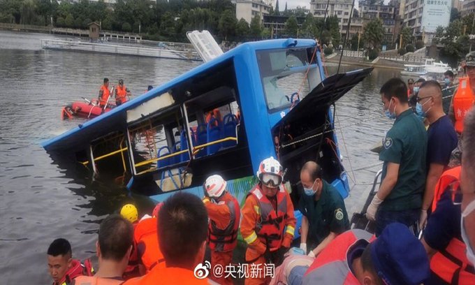Падение автобуса с детьми в озеро в Китае попало на видео, фото — Global Times