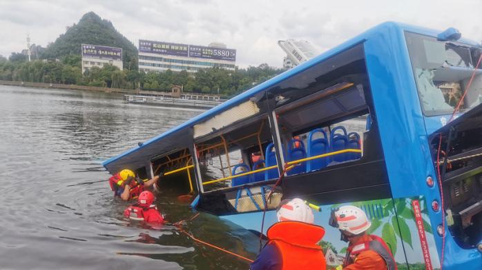 Падіння автобусу з дітьми в озеро у Китаї потрапило на відео, фото — Global Times